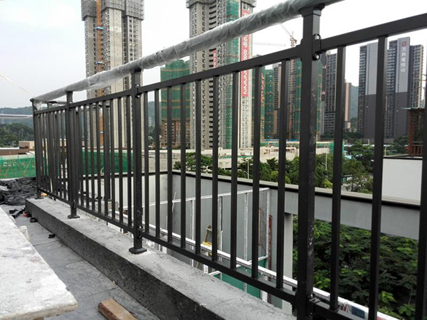 最適合做陽臺護欄的三大材質！