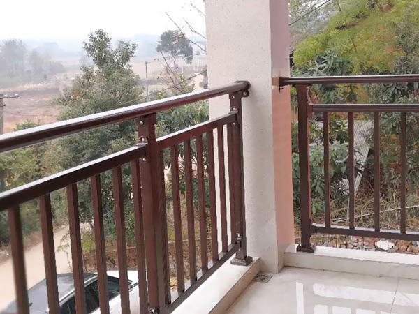 陽臺(tái)圍欄用什么材質(zhì)比較好？