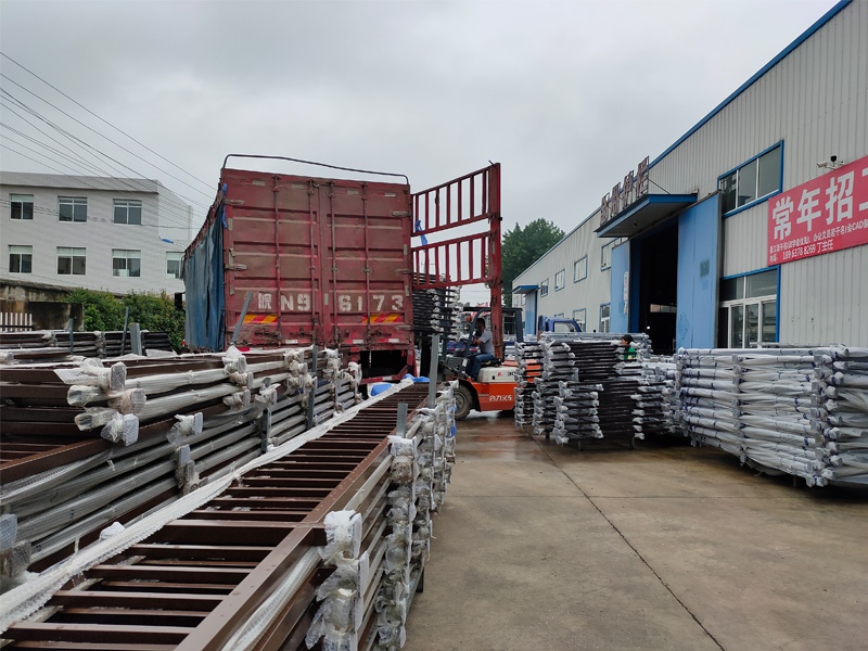 金用護欄2020年7月17日下午鋅鋼玻璃護欄產品裝車發貨! 金用護欄2020年7月17日下午鋅鋼玻璃護欄產品裝車發貨!