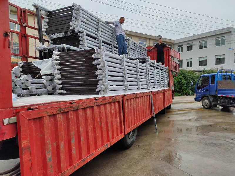 金用護(hù)欄2020年7月27日鋅鋼玻璃陽(yáng)臺(tái)護(hù)欄裝車(chē)發(fā)貨! 金用護(hù)欄2020年7月27日鋅鋼玻璃陽(yáng)臺(tái)護(hù)欄裝車(chē)發(fā)貨!