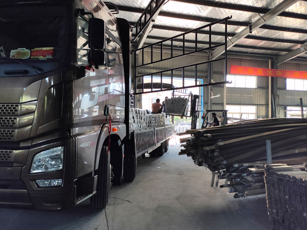 金用護(hù)欄2020年8月3日鋅鋼陽(yáng)臺(tái)護(hù)欄裝車發(fā)貨！