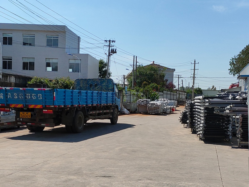 金用護欄2020年8月12日鋁合金玻璃護欄裝車發(fā)貨！