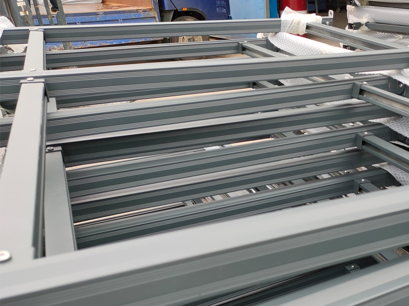 金用護欄2020年8月12日鋁合金玻璃護欄裝車發(fā)貨！