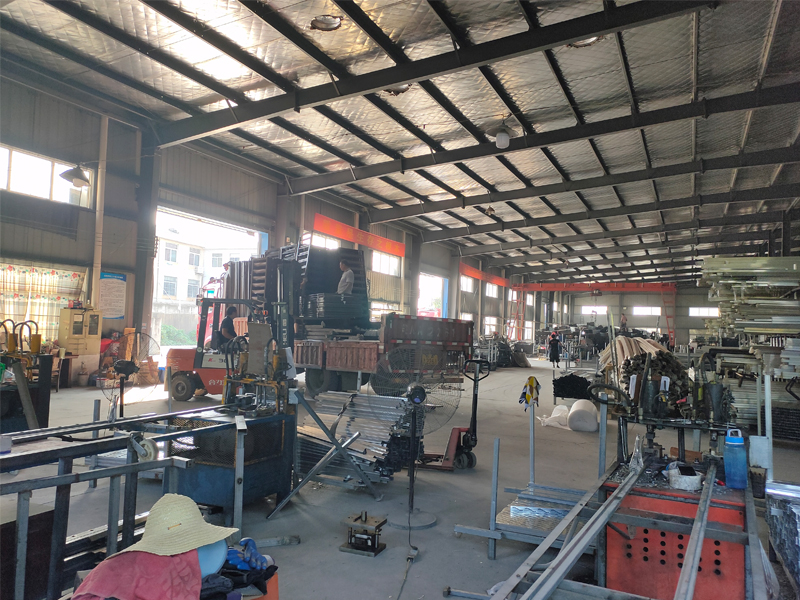 金用護欄2020年8月17日鋅鋼百葉窗裝車發(fā)貨！