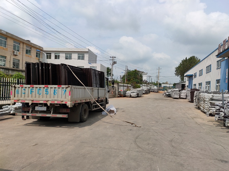 金用護(hù)欄2020年9月16日鋅鋼百葉窗發(fā)貨！