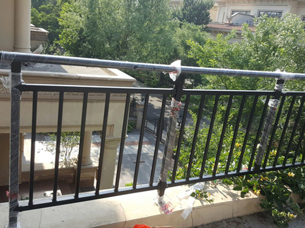 哪種陽臺護欄最適合小區樓盤上使用？這種材質最合適！