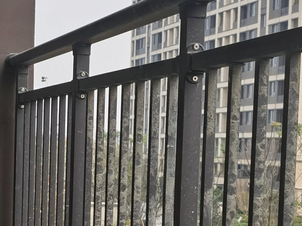 陽臺護(hù)欄定制多少錢一米？