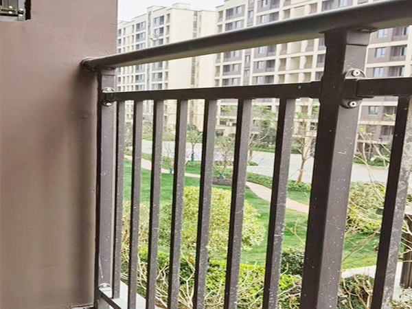 陽臺(tái)護(hù)欄在哪家定做最便宜？