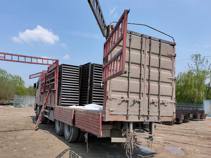 金用護欄2021年4月8日鋅鋼百葉窗發貨！