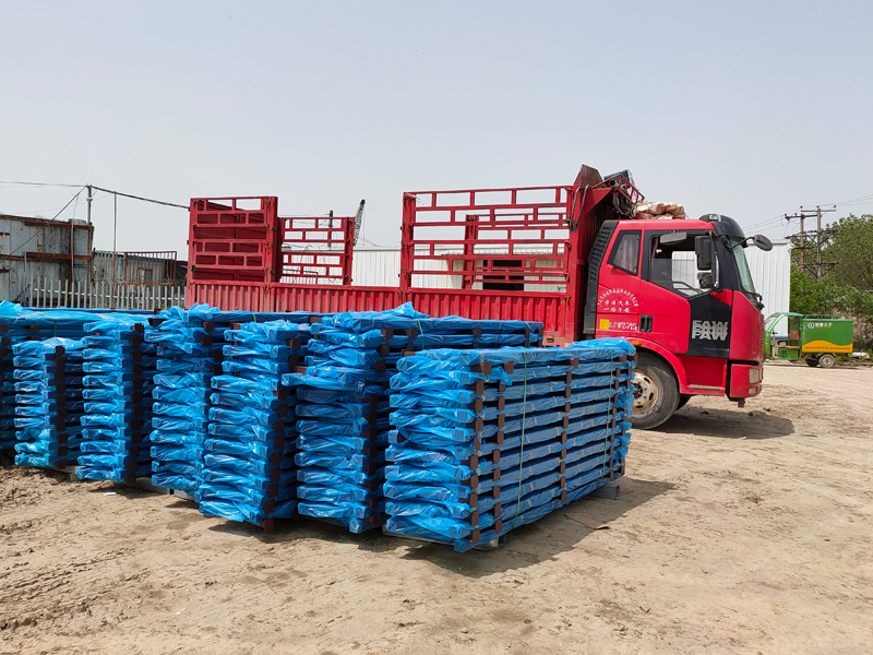 金用護欄2021年4月29日鋅鋼連廊護欄發貨！