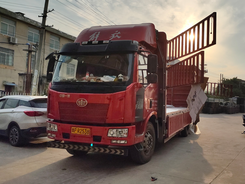 金用護(hù)欄2021年6月8日鋅鋼百葉窗發(fā)貨！