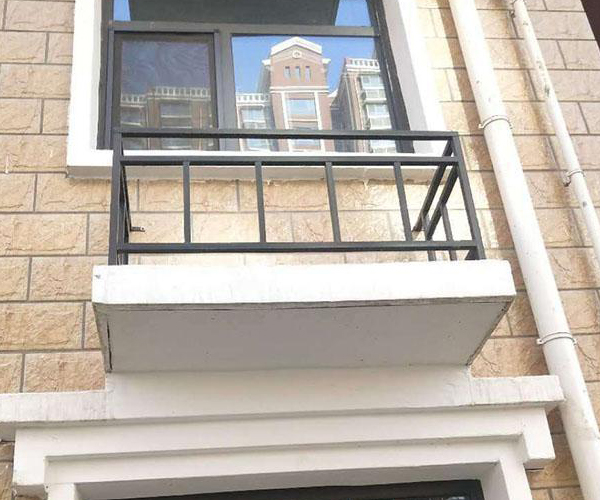 空調(diào)護(hù)欄有哪些材質(zhì)？