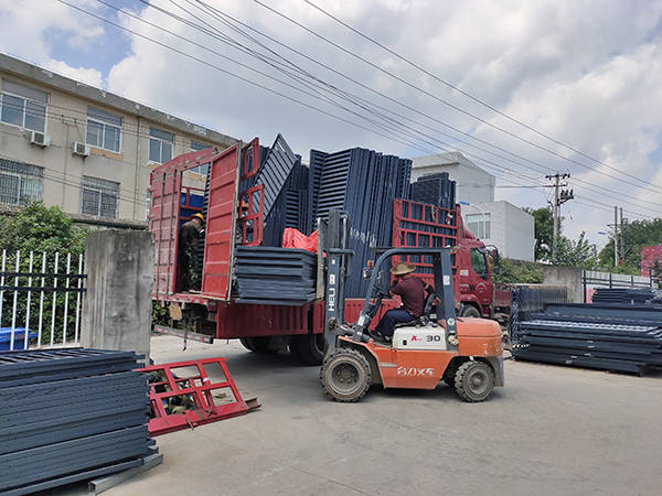 金用護欄2021年7月28日鋅鋼百葉窗發貨！