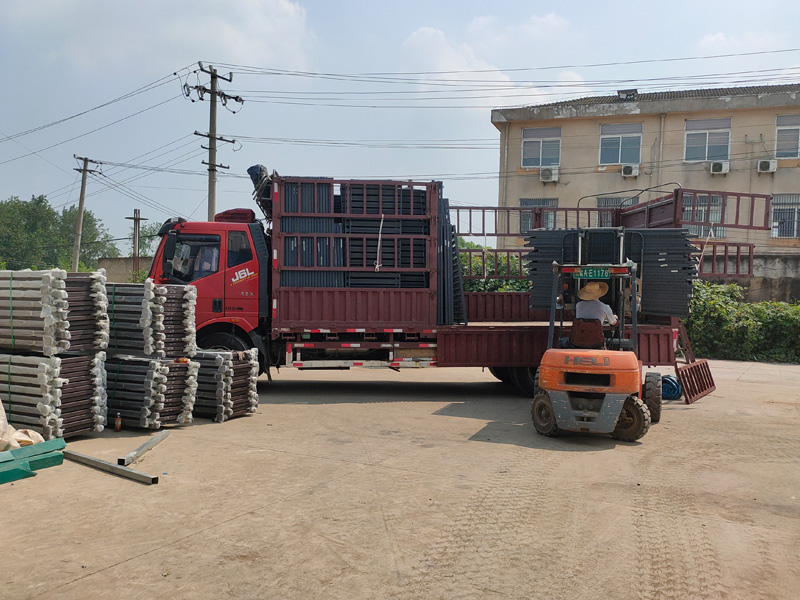 金用護(hù)欄2021年8月2日鋅鋼百葉窗發(fā)貨！