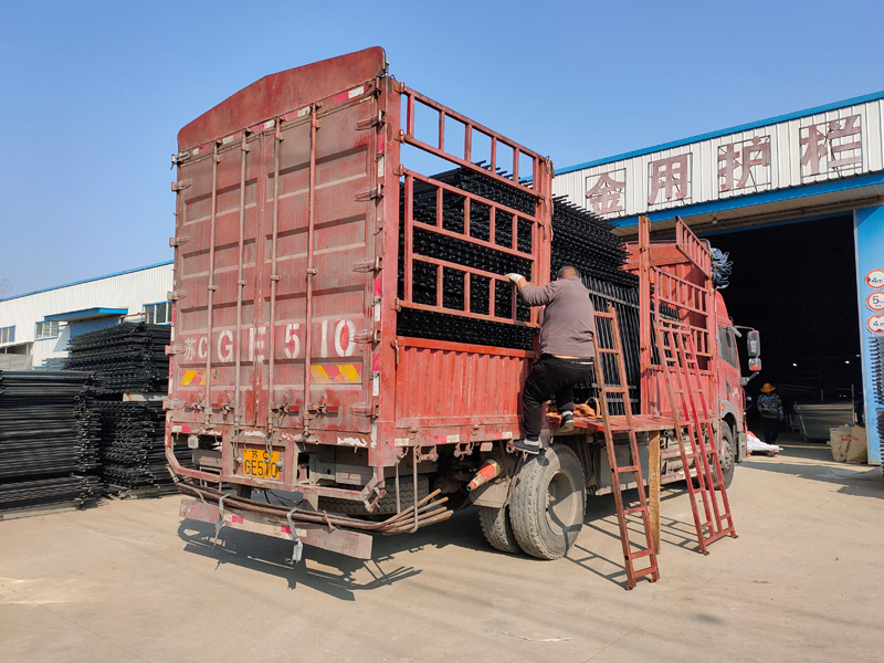金用護(hù)欄2021年12月9日鋅鋼圍墻護(hù)欄裝車發(fā)貨！