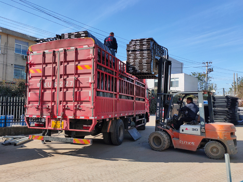 金用護(hù)欄2021年12月11日鋅鋼百葉窗裝車發(fā)貨! 金用護(hù)欄2021年12月11日鋅鋼百葉窗裝車發(fā)貨!