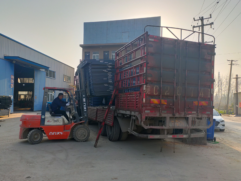 金用護(hù)欄2021年12月14日鋅鋼百葉窗裝車發(fā)貨！