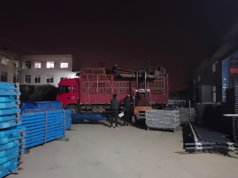 金用護欄2021年12月15日鋁合金百葉窗裝車發貨！