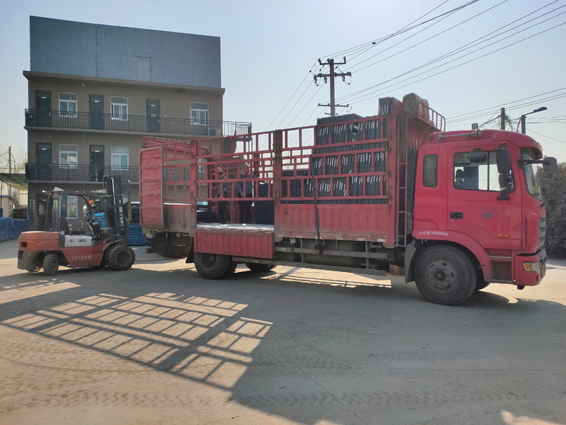 金用護欄2021年12月17日鋅鋼百葉窗裝車發貨！