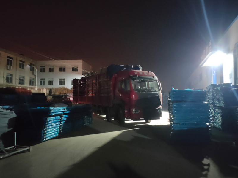 金用護欄2022年1月7日鋅鋼連廊欄桿裝車發貨！