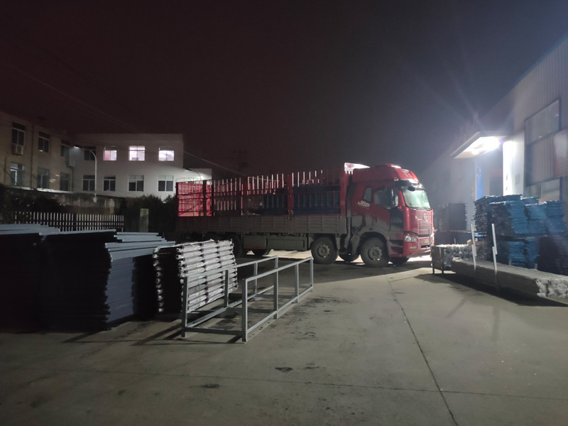 金用護欄2022年1月13日鋅鋼百葉窗裝車發貨！