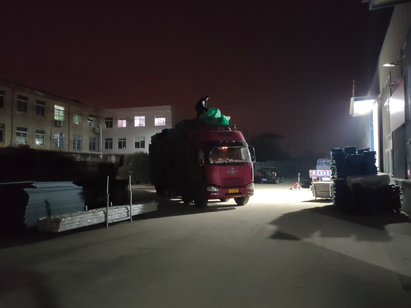 金用護(hù)欄2022年1月20日鋅鋼陽(yáng)臺(tái)欄桿裝車發(fā)貨！