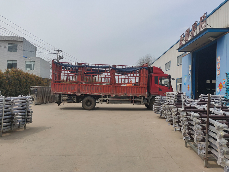 金用護欄2022年3月17日鋅鋼玻璃欄桿裝車發(fā)貨！