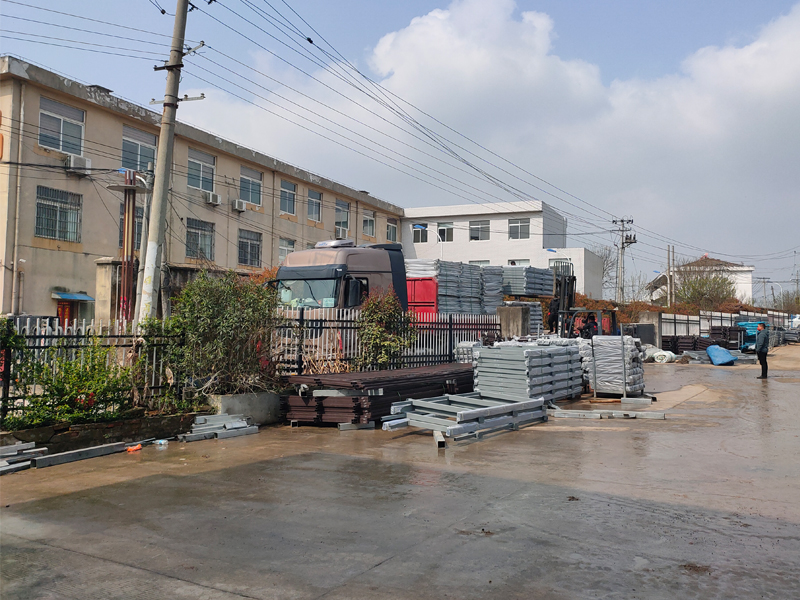 金用護欄2022年3月23日鋅鋼玻璃欄桿裝車發(fā)貨！