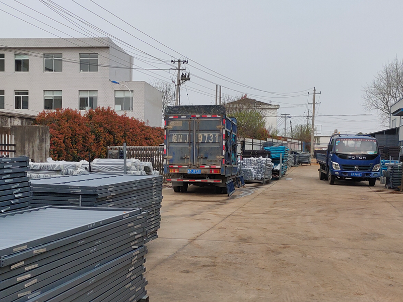 金用護(hù)欄2022年3月26日鋅鋼百葉窗裝車發(fā)貨！