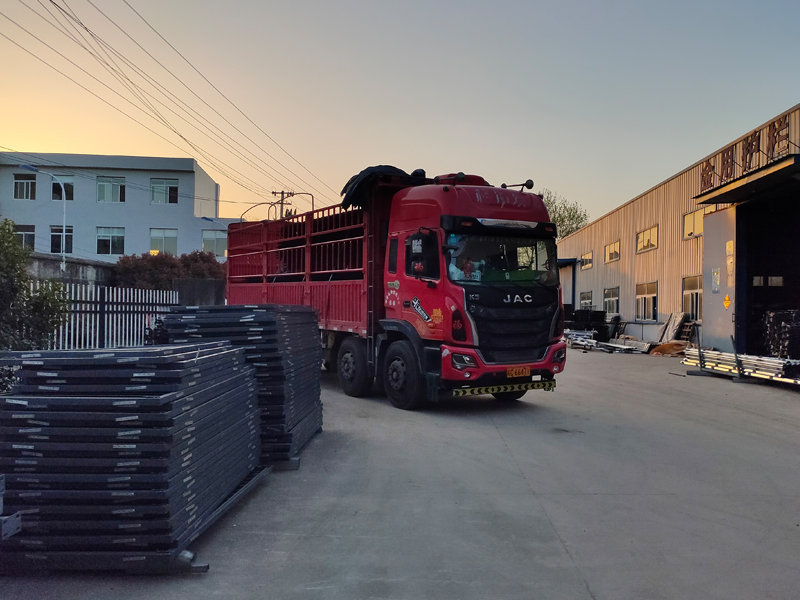 金用護欄2022年4月9日鋅鋼圍墻護欄裝車發貨！