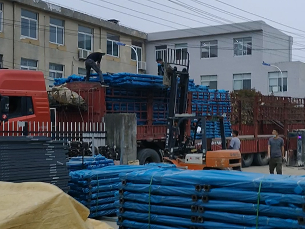 金用護欄2022年4月13日鋅鋼百葉窗裝車發(fā)貨！