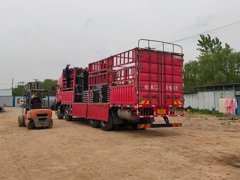 金用護欄2022年4月24日鋅鋼連廊欄桿裝車發(fā)貨！