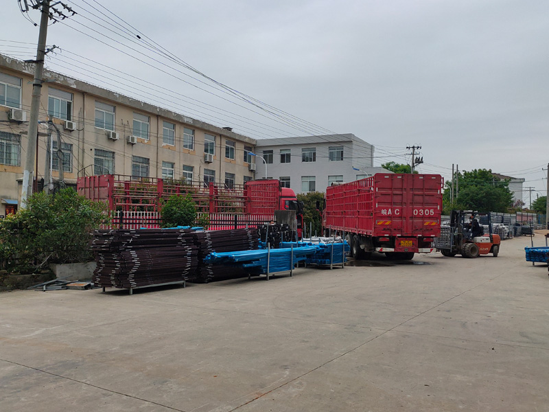 金用護欄2022年5月6日鋅鋼連廊欄桿裝車發貨! 金用護欄2022年5月6日鋅鋼連廊欄桿裝車發貨!