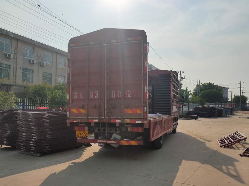 金用護(hù)欄2022年5月13日鋅鋼百葉窗裝車發(fā)貨！