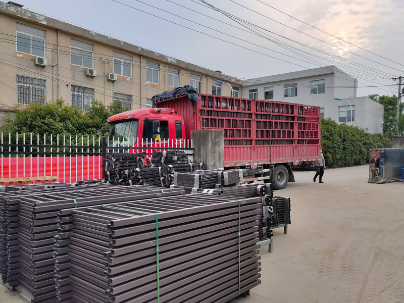 金用護欄2022年5月24日鋅鋼百葉窗裝車發貨！