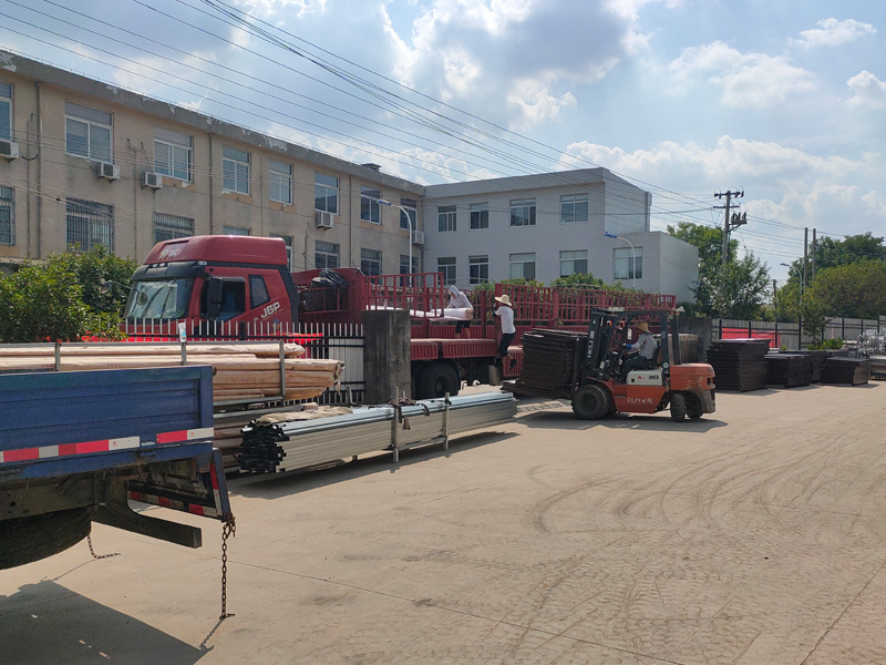 金用護欄2022年6月16日鋅鋼百葉窗裝車發貨！