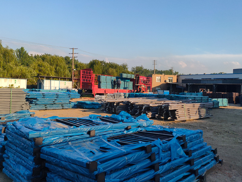 金用護(hù)欄2022年6月24日鋅鋼連廊護(hù)欄裝車發(fā)貨！