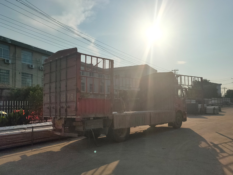 金用護欄2022年7月11日鋅鋼百葉窗裝車發(fā)貨！