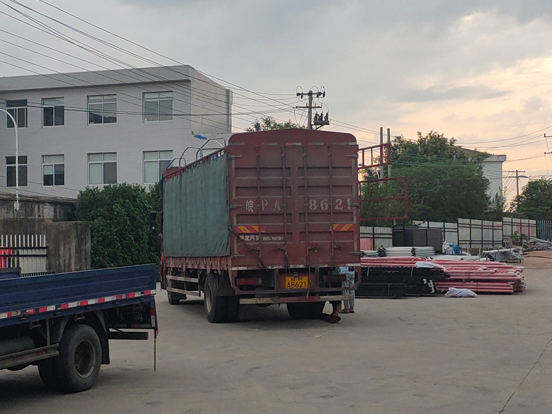 金用護(hù)欄2022年7月26日鋅鋼空調(diào)欄桿裝車發(fā)貨！