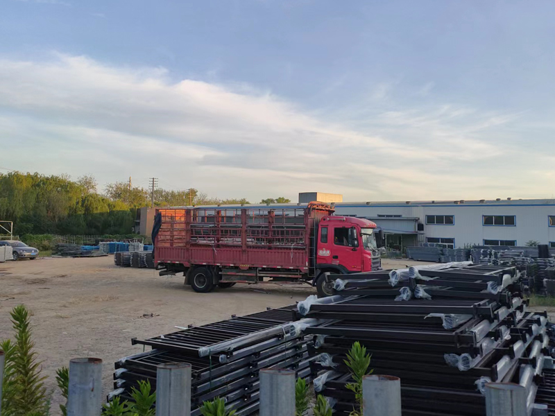 金用護欄2022年8月15日鋅鋼連廊欄桿裝車發貨！