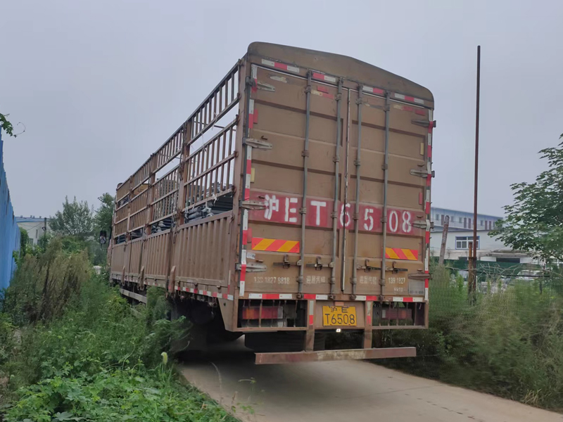 金用護欄2022年8月30日鋅鋼陽臺護欄裝車發貨！