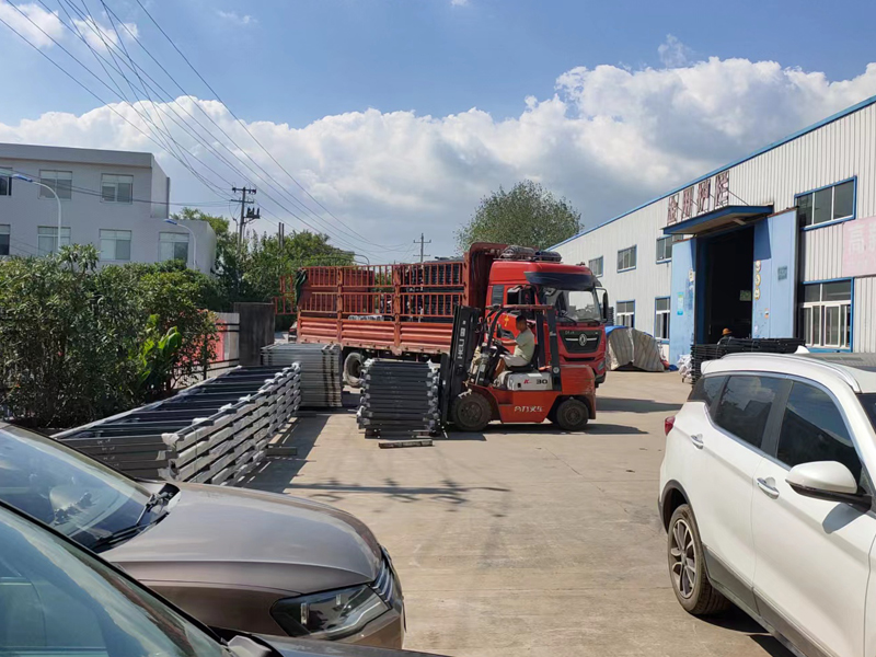 金用護欄2022年9月6日鋅鋼護欄裝車發(fā)貨！