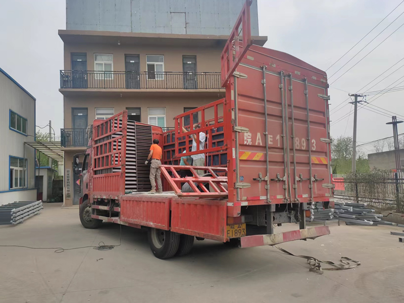 金用護欄2022年9月27日鋅鋼百葉窗裝車發貨！