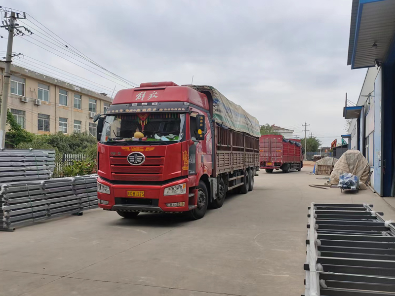 金用護欄2022年9月29日鋅鋼玻璃欄桿裝車發貨！