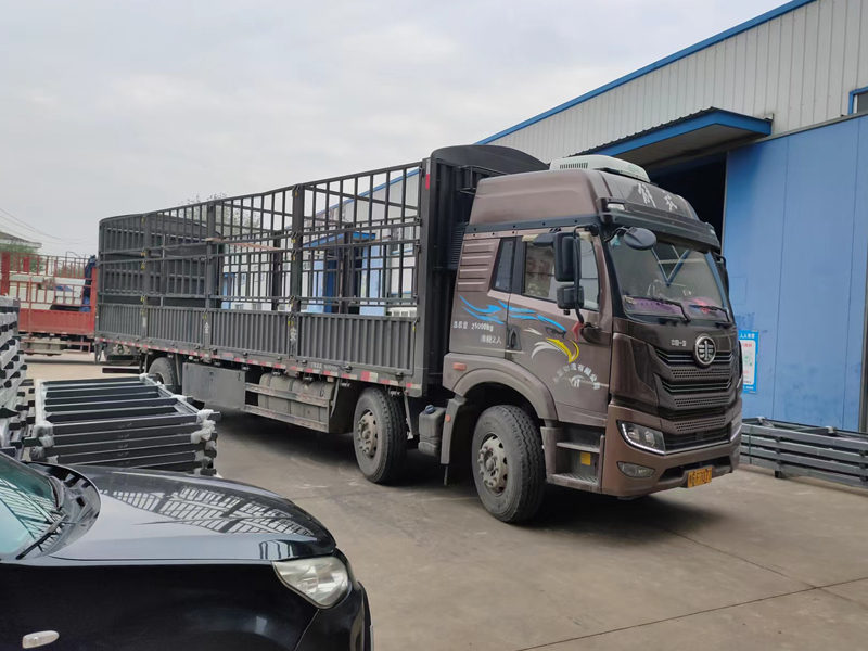 金用護欄2022年10月11日鋅鋼樓梯欄桿裝車發貨！