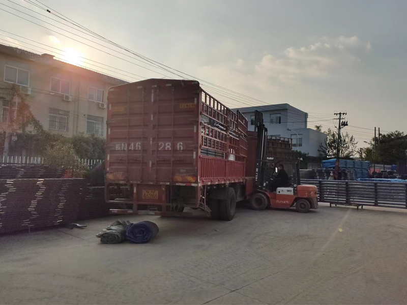 金用護(hù)欄2022年11月8日鋅鋼玻璃護(hù)欄裝車發(fā)貨！