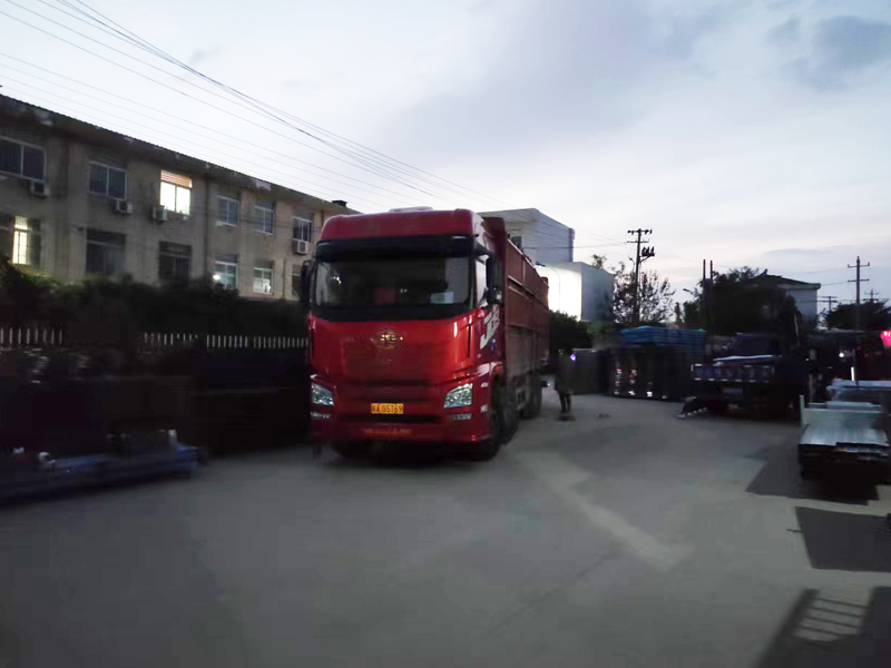 金用護(hù)欄2022年11月9日鋅鋼百葉窗裝車發(fā)貨！