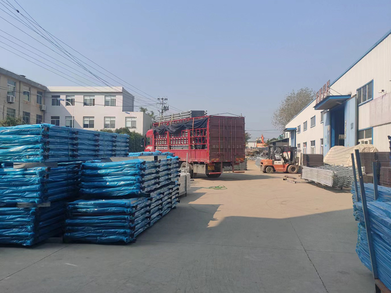 金用護(hù)欄2022年11月19日鋅鋼玻璃護(hù)欄裝車發(fā)貨！