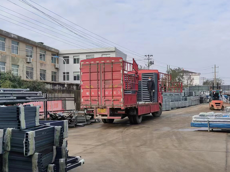 金用護(hù)欄2022年12月10日鋅鋼百葉窗裝車發(fā)貨！