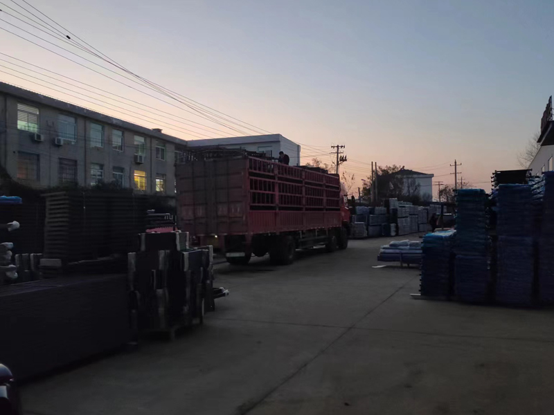 金用護欄2022年12月13日鋅鋼空調護欄裝車發貨！